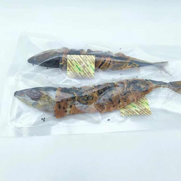 鸡肉绕鲅鱼（小黑点是芝麻）