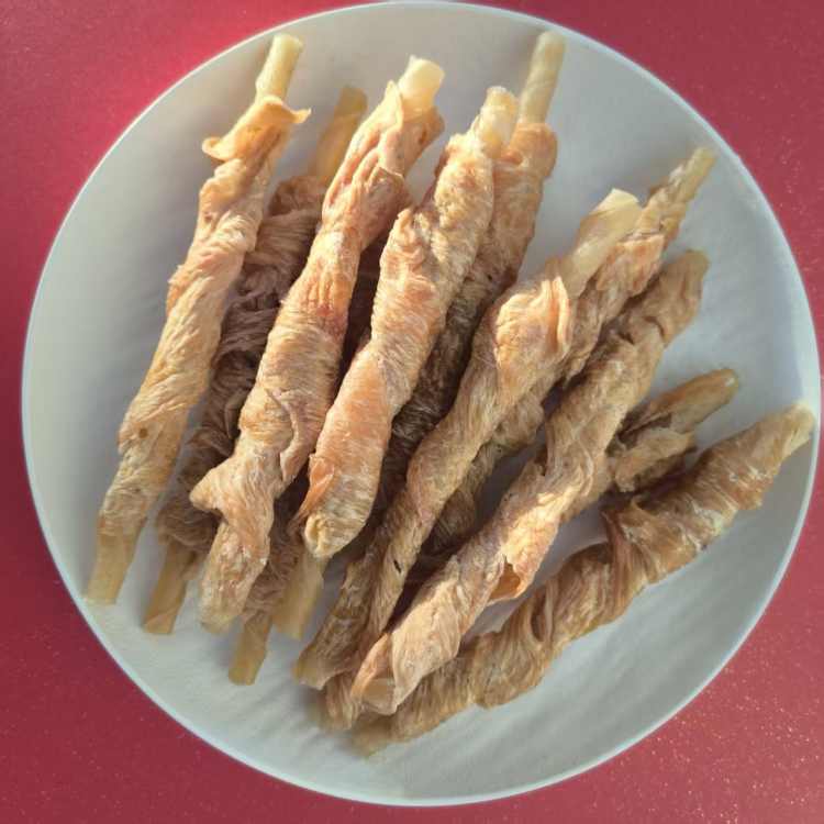 鸡肉绕牛皮卷（肉厚，重量不均，均重9g左右/根）