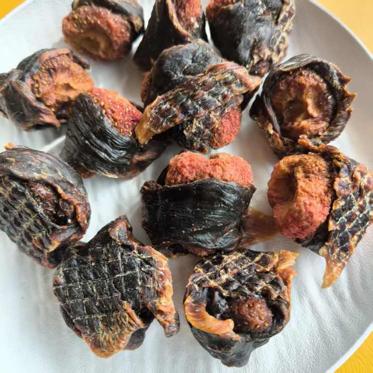 鸭肉绕草莓烘干零食